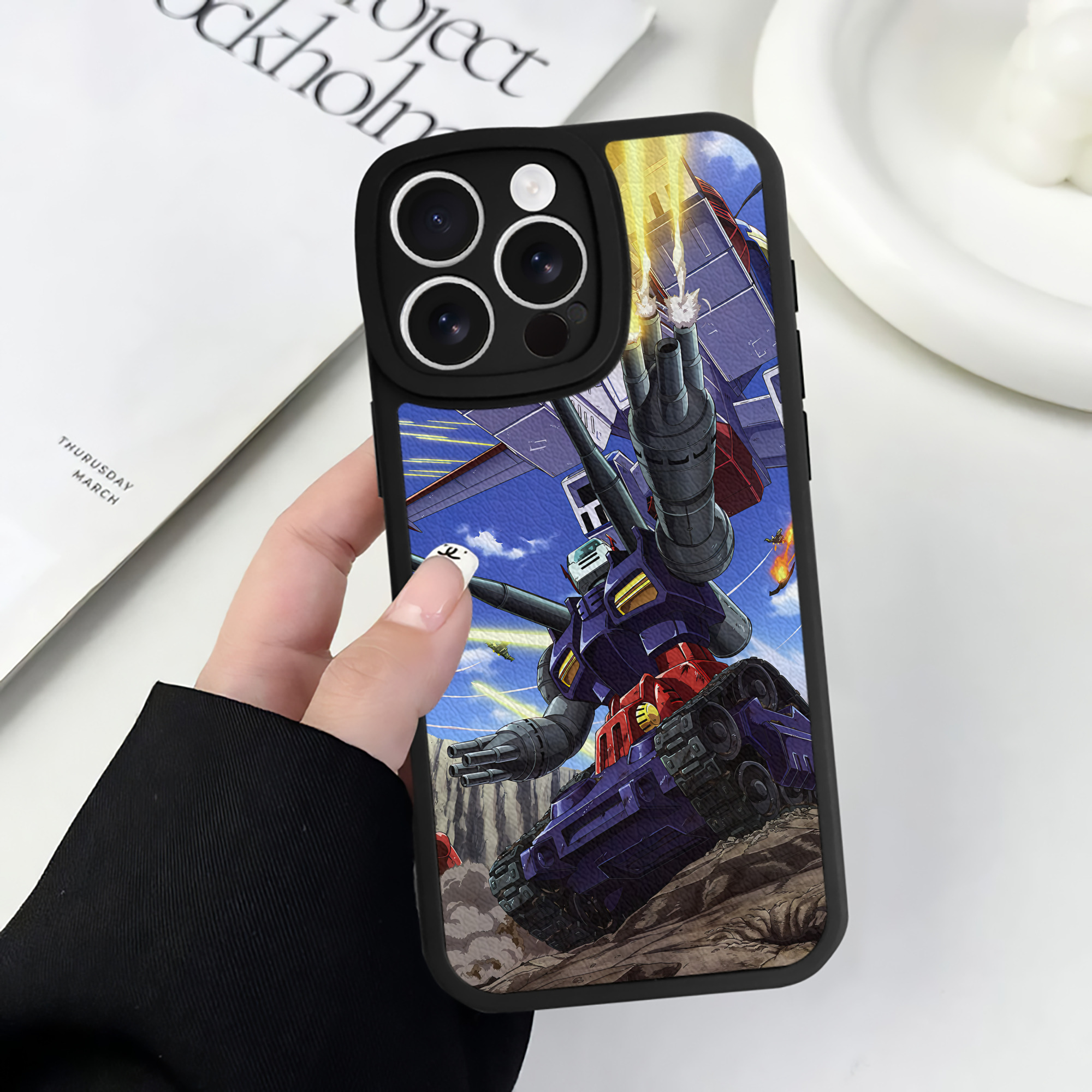 （画像用） 機動戦士ガンダム Mobile Suit Gundam 【iPhone 16シリーズ対応】シリコンスマホケース（レザー調） 材質：シリコン